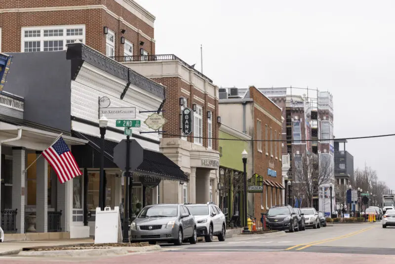 Cars parked on main street in Bentonville, Arkansas.