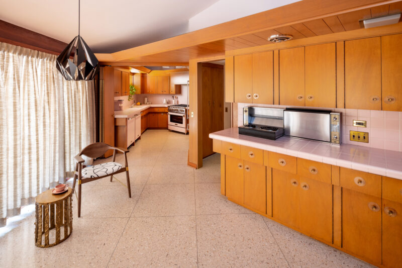 Interior photography of the kitchen of a mid-century modern home.