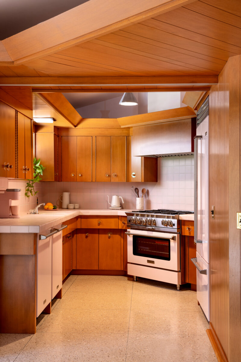 Interior photography of the kitchen of a mid-century modern home.