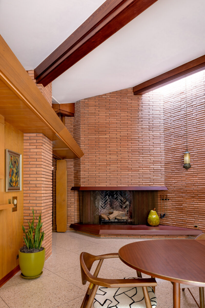 Interior photography of the living room of a mid-century modern home.